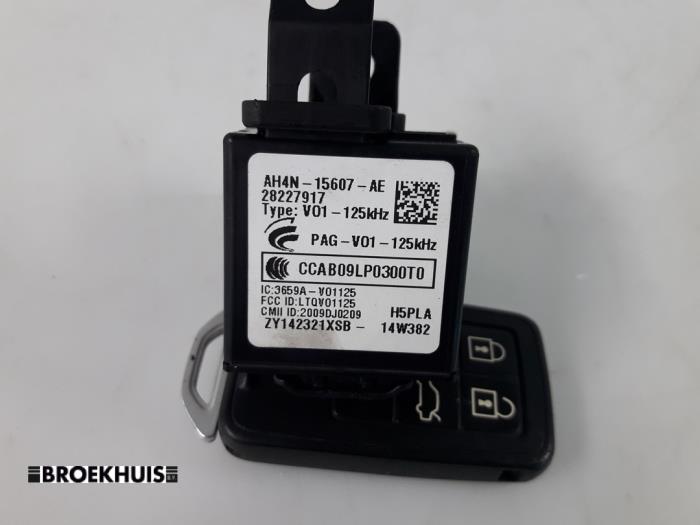 Ignition lock + key from a Volvo V40 (MV) 2.0 D4 16V 2014