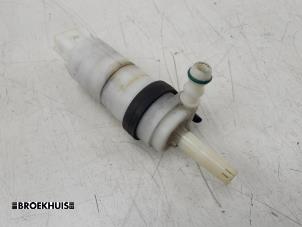 Used Headlight washer pump Kia Sportage (SL) 2.0 CVVT 16V 4x2 Price € 25,00 Margin scheme offered by Autobedrijf Broekhuis B.V.