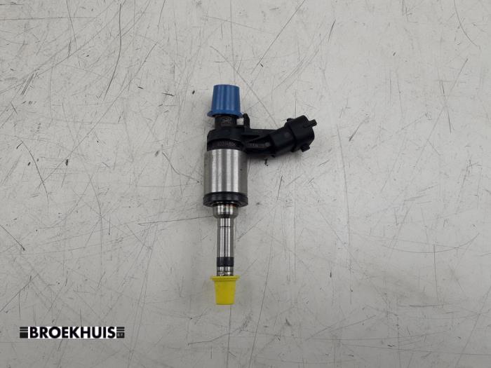 Injector (petrol injection) from a Hyundai Tucson (TL) 1.6 T-GDi 16V 2WD 2015