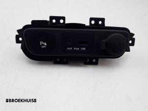 Gebrauchte AUX / USB-Anschluss Kia Sportage (SL) 2.0 CVVT 16V 4x2 Preis € 40,00 Margenregelung angeboten von Autobedrijf Broekhuis B.V.