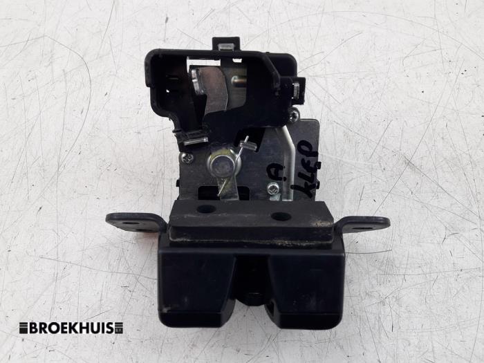 Tailgate lock mechanism from a Kia Sportage (SL) 2.0 CVVT 16V 4x2 2010