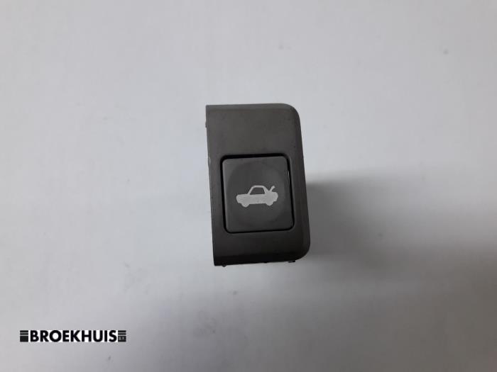 Begagnade Spak, baklucka Kia Cerato 1.6 16V Pris € 10,00 Marginaltabell erbjuds av Autobedrijf Broekhuis B.V.