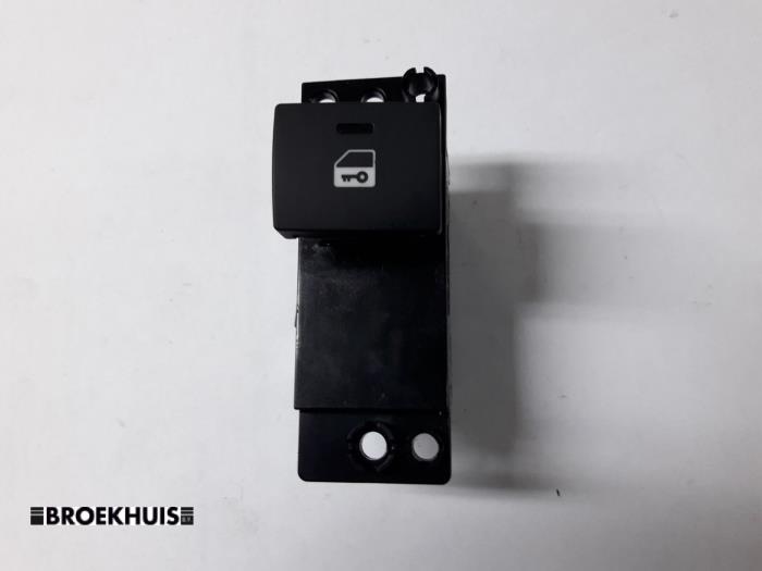Central locking switch from a Kia Venga 1.6 CRDi VGT 16V 2010