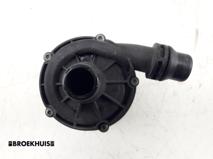 Additional water pump from a Mercedes-Benz C Estate (S205) C-180 1.6 16V BlueEfficiency 2014