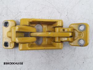 Used Rear door hinge, right Mercedes Sprinter 3,5t (907.6/910.6) 316 CDI 2.1 D RWD Price € 48,40 Inclusive VAT offered by Autobedrijf Broekhuis B.V.
