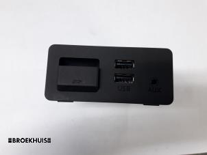 Używane Zlacze AUX/USB Mazda 2 (DJ/DL) 1.5 SkyActiv-G 90 Cena € 20,00 Procedura marży oferowane przez Autobedrijf Broekhuis B.V.