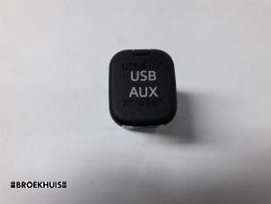 Usados Conexión AUX-USB Mazda CX-5 (KE,GH) 2.2 SkyActiv-D 16V 2WD Precio € 20,00 Norma de margen ofrecido por Autobedrijf Broekhuis B.V.