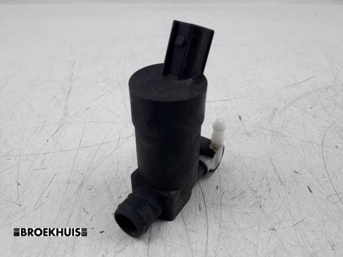 Windscreen washer pump from a Volvo V70 (BW) 2.4 D 20V 2009