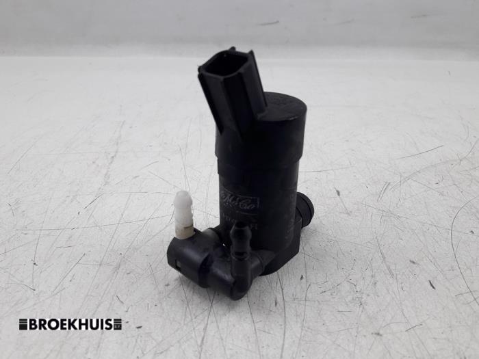 Windscreen washer pump from a Volvo V70 (BW) 2.4 D 20V 2009