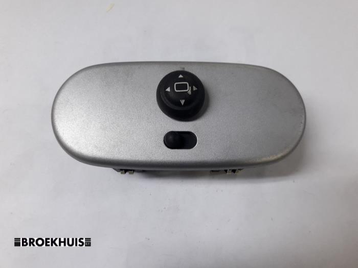 Używane Przelacznik lusterka BMW Mini (R50/53) 1.6 16V Cooper Cena € 7,50 Procedura marży oferowane przez Autobedrijf Broekhuis B.V.