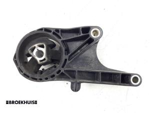 Używane Wspornik skrzyni biegów Opel Astra J GTC (PD2/PF2) 1.4 Turbo 16V ecoFLEX 140 Cena € 25,00 Procedura marży oferowane przez Autobedrijf Broekhuis B.V.
