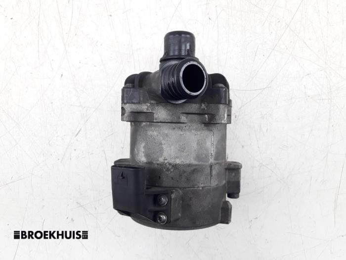 Begagnade Extra vattenpump BMW 6 serie (F12) M6 V8 32V TwinPower Turbo Pris € 100,00 Marginaltabell erbjuds av Autobedrijf Broekhuis B.V.