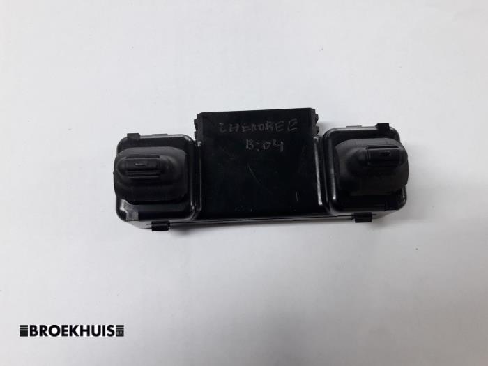 Usados Interruptor de ventanilla eléctrica Jeep Cherokee/Liberty (KJ) 2.5 CRD 16V Precio € 15,00 Norma de margen ofrecido por Autobedrijf Broekhuis B.V.