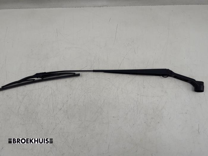 Front wiper arm from a Mitsubishi Space Star (A0) 1.2 12V 2021