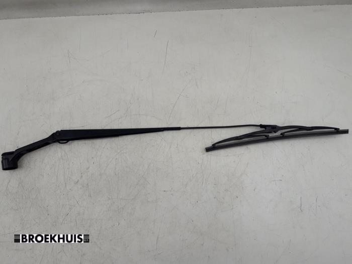 Front wiper arm from a Mitsubishi Space Star (A0) 1.2 12V 2021