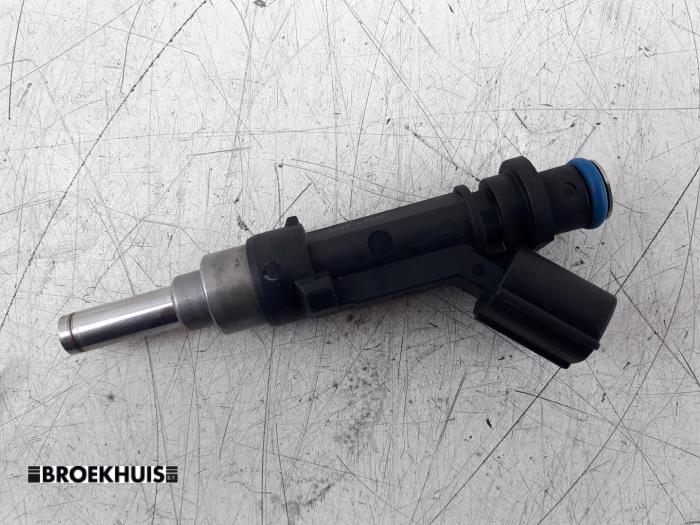 Injektor (Benzineinspritzung) van een Toyota Yaris III (P13) 1.33 16V Dual VVT-I 2015