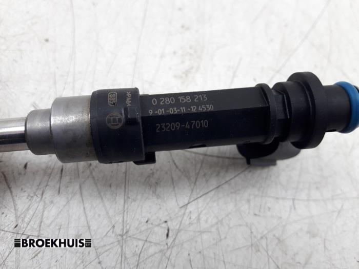 Injektor (Benzineinspritzung) van een Toyota Yaris III (P13) 1.33 16V Dual VVT-I 2015