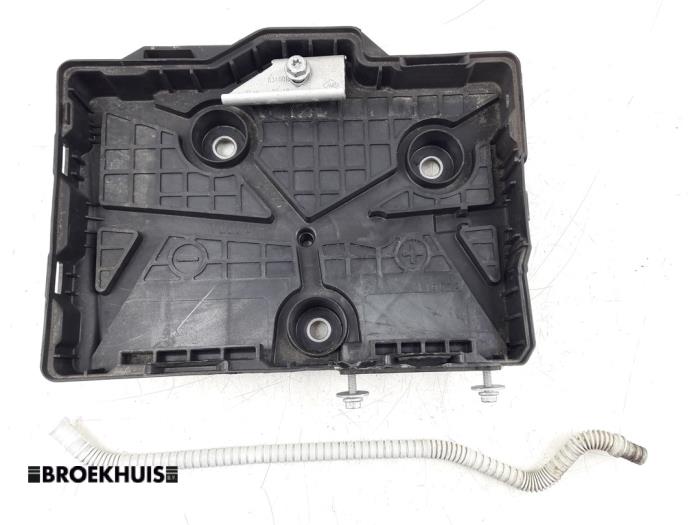 Battery box from a Renault Clio IV (5R) 0.9 Energy TCE 90 12V 2019