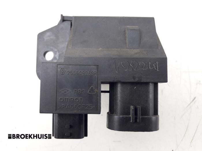 Heater resistor from a Renault Clio IV (5R) 0.9 Energy TCE 90 12V 2019