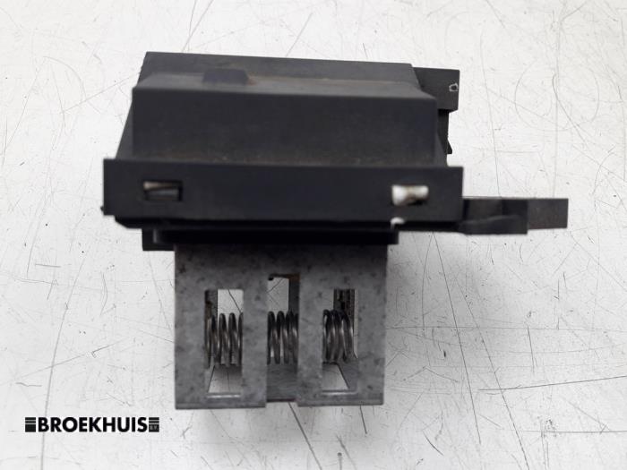 Heater resistor from a Renault Clio IV (5R) 0.9 Energy TCE 90 12V 2019