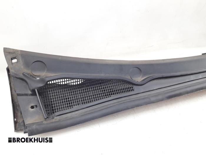 Cowl top grille from a Renault Clio IV (5R) 0.9 Energy TCE 90 12V 2019