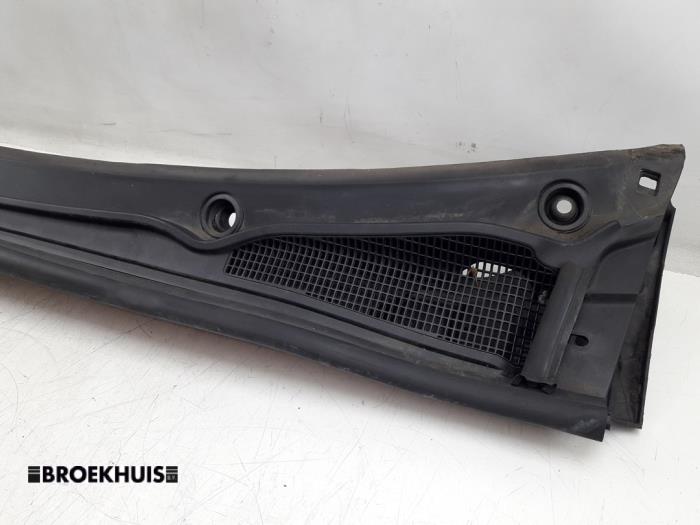 Cowl top grille from a Renault Clio IV (5R) 0.9 Energy TCE 90 12V 2019