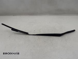 Used Front wiper arm Renault Clio IV (5R) 0.9 Energy TCE 90 12V Price € 15,00 Margin scheme offered by Autobedrijf Broekhuis B.V.