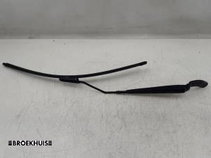 Used Front wiper arm Renault Clio IV (5R) 0.9 Energy TCE 90 12V Price € 15,00 Margin scheme offered by Autobedrijf Broekhuis B.V.