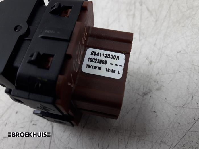 Electric window switch from a Renault Clio IV (5R) 0.9 Energy TCE 90 12V 2019