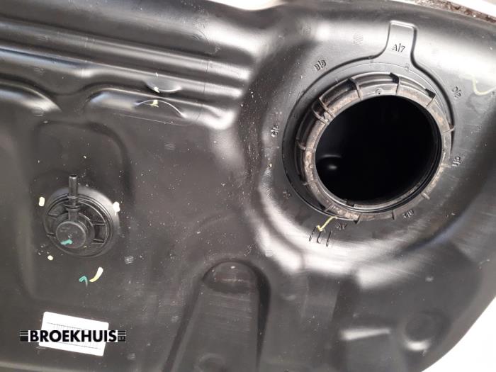 Tank from a Renault Clio IV (5R) 0.9 Energy TCE 90 12V 2019