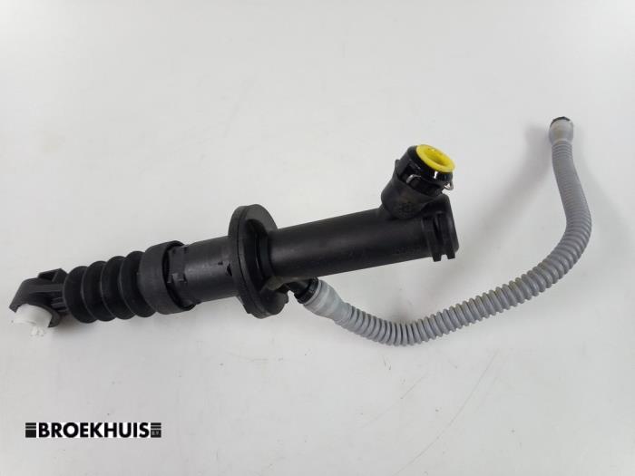 Clutch master cylinder from a Renault Clio IV (5R) 0.9 Energy TCE 90 12V 2019
