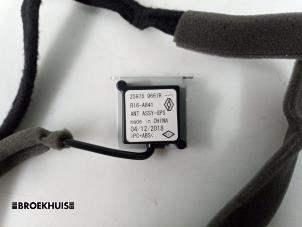 Used GPS antenna Renault Clio IV (5R) 0.9 Energy TCE 90 12V Price € 25,00 Margin scheme offered by Autobedrijf Broekhuis B.V.