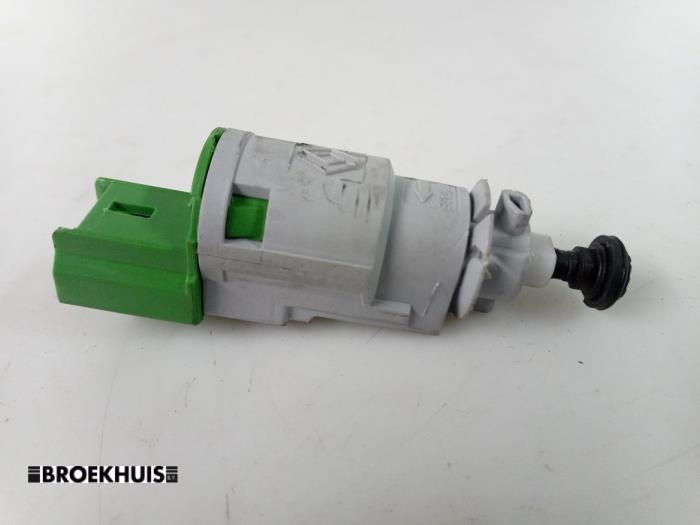 Brake light switch from a Renault Clio IV (5R) 0.9 Energy TCE 90 12V 2019