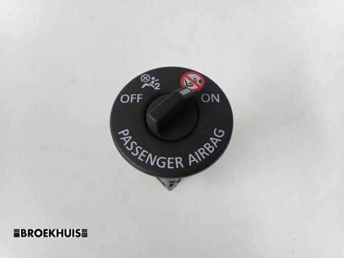 Airbag lock from a Renault Clio IV (5R) 0.9 Energy TCE 90 12V 2019