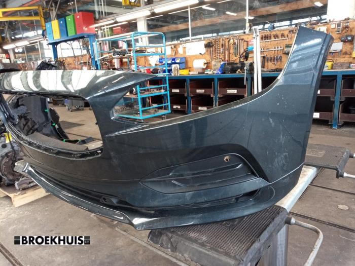 Front bumper from a Volvo V90 II (PW) 2.0 T5 16V 2017