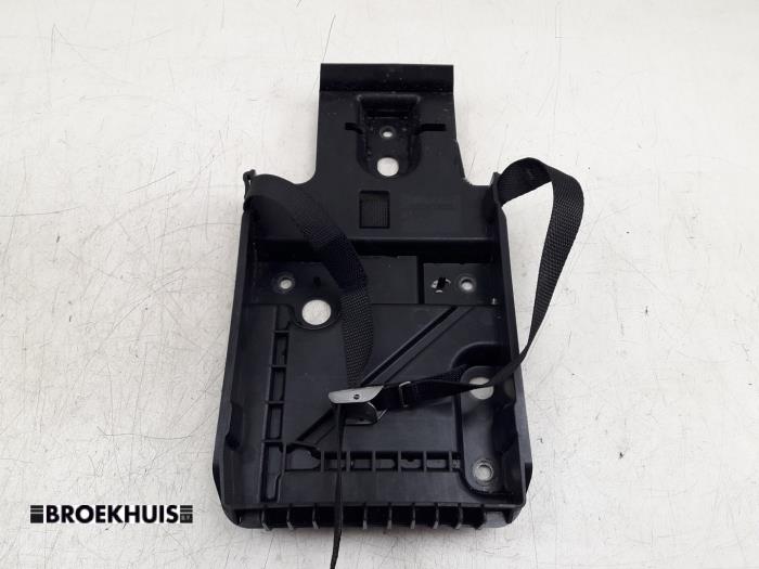 Begagnade Batterilåda Volvo V90 II (PW) 2.0 T5 16V Pris € 25,00 Marginaltabell erbjuds av Autobedrijf Broekhuis B.V.