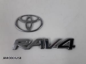 Usagé Emblème Toyota RAV4 (A2) 2.0 16V VVT-i 4x4 Prix € 7,50 Règlement à la marge proposé par Autobedrijf Broekhuis B.V.