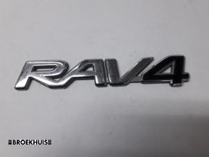 Usagé Emblème Toyota RAV4 (A2) 1.8 16V VVT-i 4x2 Prix € 5,00 Règlement à la marge proposé par Autobedrijf Broekhuis B.V.