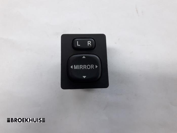 Używane Przelacznik lusterka Toyota RAV4 (A2) 1.8 16V VVT-i 4x2 Cena € 10,00 Procedura marży oferowane przez Autobedrijf Broekhuis B.V.