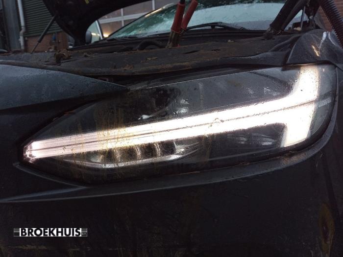 Używane Reflektor lewy Volvo V90 II (PW) 2.0 T5 16V Cena € 900,00 Procedura marży oferowane przez Autobedrijf Broekhuis B.V.