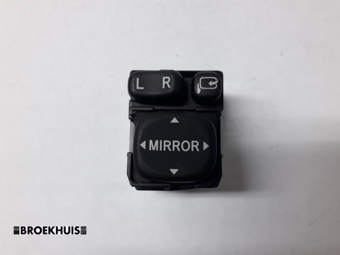 Mirror switch from a Toyota Avensis Wagon (T25/B1E) 2.0 16V D-4D-F 2008