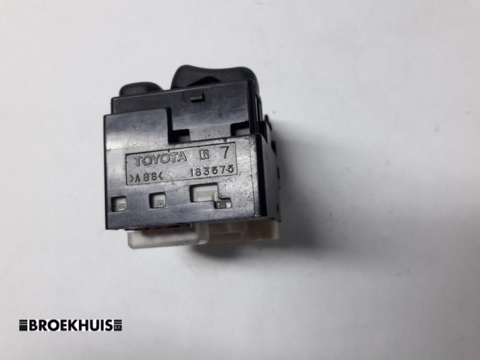Mirror switch from a Toyota Avensis Wagon (T25/B1E) 2.0 16V D-4D-F 2008