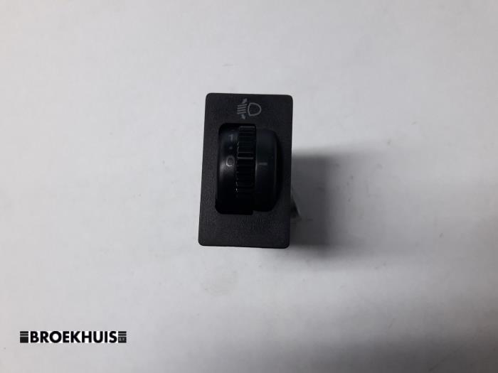 AIH headlight switch from a Toyota Avensis Wagon (T25/B1E) 2.0 16V D-4D 2004