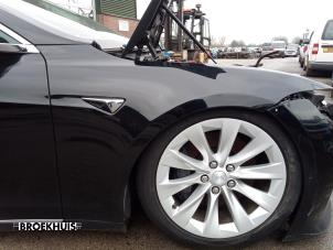 Gebrauchte Kotflügel rechts vorne Tesla Model S 75D Preis € 350,00 Margenregelung angeboten von Autobedrijf Broekhuis B.V.
