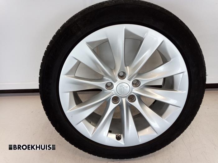 Wheel + tyre from a Tesla Model S 75D 2018