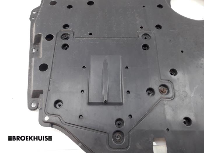 Plaque de protection moteur d'un Lexus CT 200h 1.8 16V 2017