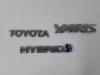 Emblème d'un Toyota Yaris III (P13), 2010 / 2020 1.5 16V Hybrid, Berline avec hayon arrière, Electrique Essence, 1.497cc, 74kW (101pk), FWD, 1NZFXE, 2012-03 / 2020-06, NHP13 2016