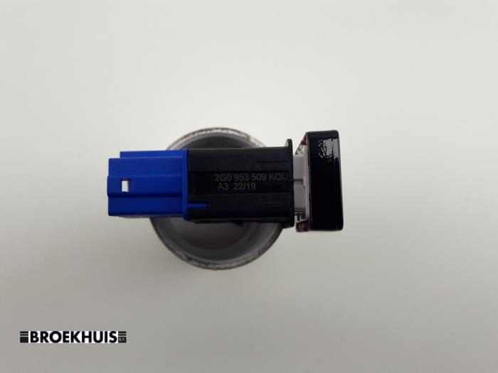 Panikbeleuchtung Schalter van een Volkswagen Polo VI (AW1) 1.0 TSI 12V 2019