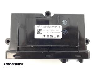 Gebrauchte Handbremse Modul Tesla Model S 75D Preis € 50,00 Margenregelung angeboten von Autobedrijf Broekhuis B.V.