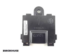 Usados Módulo de cierre centralizado Tesla Model S 75D Precio € 60,00 Norma de margen ofrecido por Autobedrijf Broekhuis B.V.